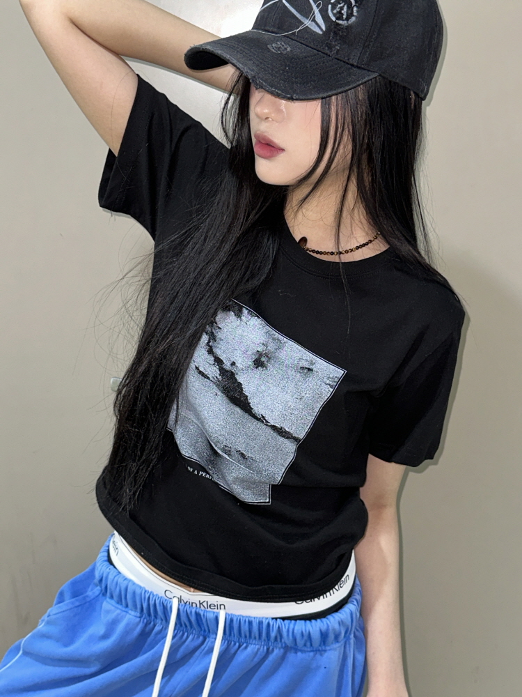 [기획특가]모노 무드 포토 포인트 세미 크롭 하프 티셔츠(2color) - 키미스