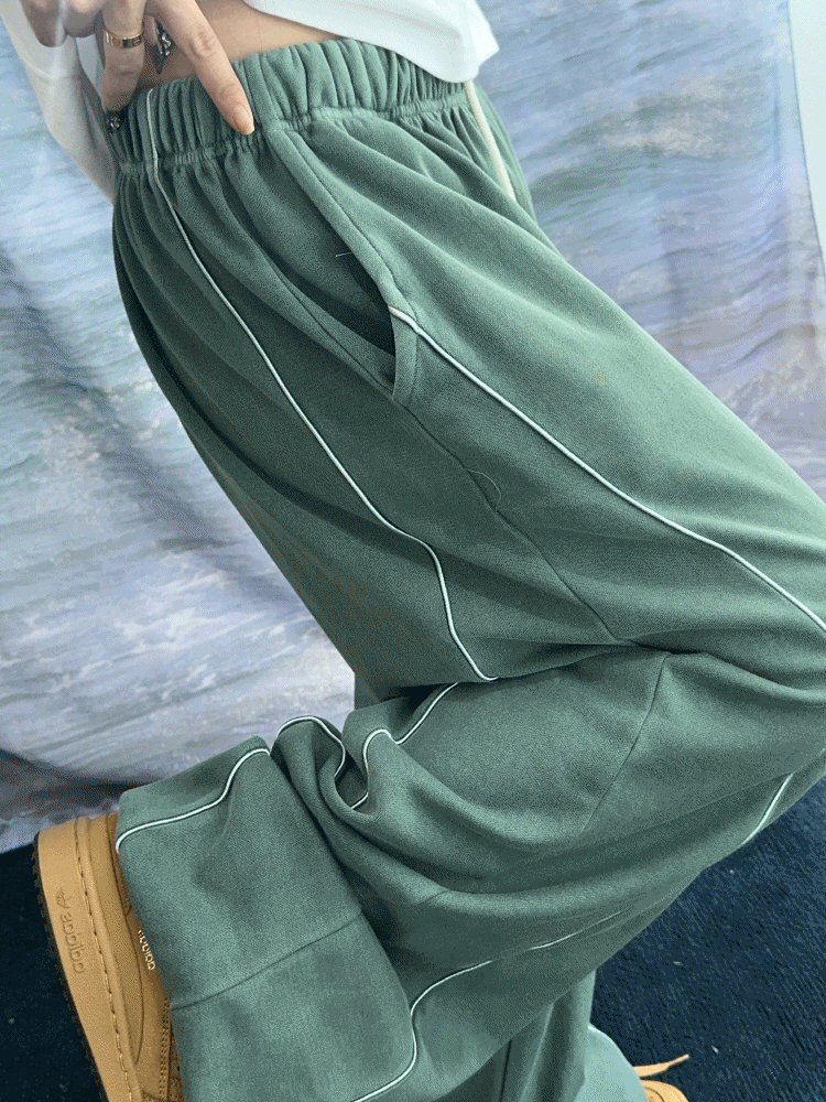 [UNISEX]스카치 테이핑 포인트더 힙 루즈 피그먼트 와이드 트레이닝 팬츠(5color) - 키미스